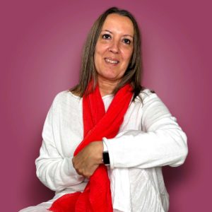 Soy Montserrat Oliveros, terapeuta y maestra con más de 30 años de experiencia en el camino del desarrollo personal.
En 1996 me formé como Terapeuta Floral de la mano de Ricardo Orozco, uno de los grandes referentes en la terapia floral por sus libros y enseñanzas.
Desde entonces, las Flores de Bach me han acompañado en todos mis procesos personales y profesionales. Durante muchos años impartí cursos vivenciales de Flores de Bach, que pausé cuando el mundo digital comenzó a expandirse.