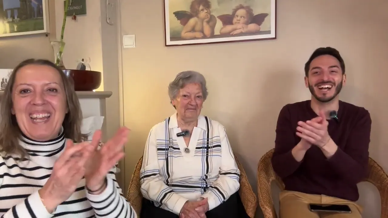 Rosario, madre de Montserrat, cantando y sonriendo