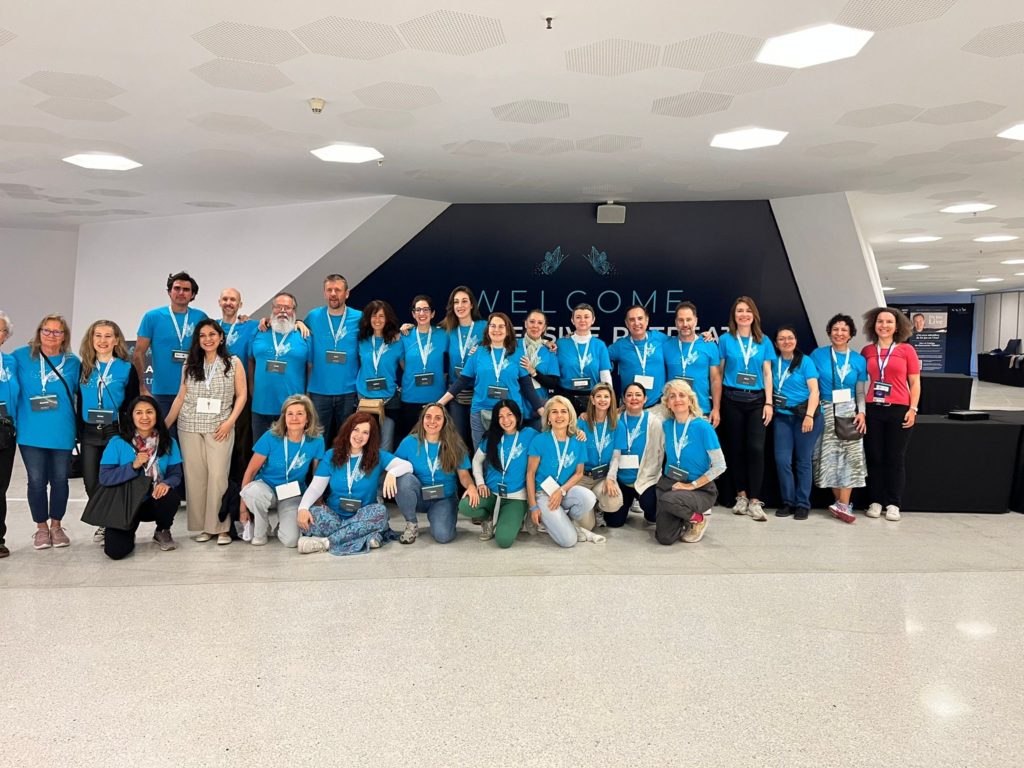 Montserrat Oliveros con el Staff del Dr Joe Dispenza en Barcelona 2024